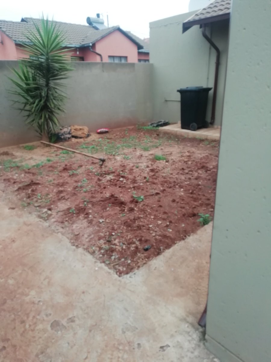 AmukeloProjects's tweet photo. If you want rubbish don't call us, CALL THEM.
Our number is 0814505918
We sell LM, Evergreen, Kikuyi
#AmukeloProjects /#DJSBU /Dineo Ranaka / Tbo Touch #frog https://t.co/IGBgSeAKDi