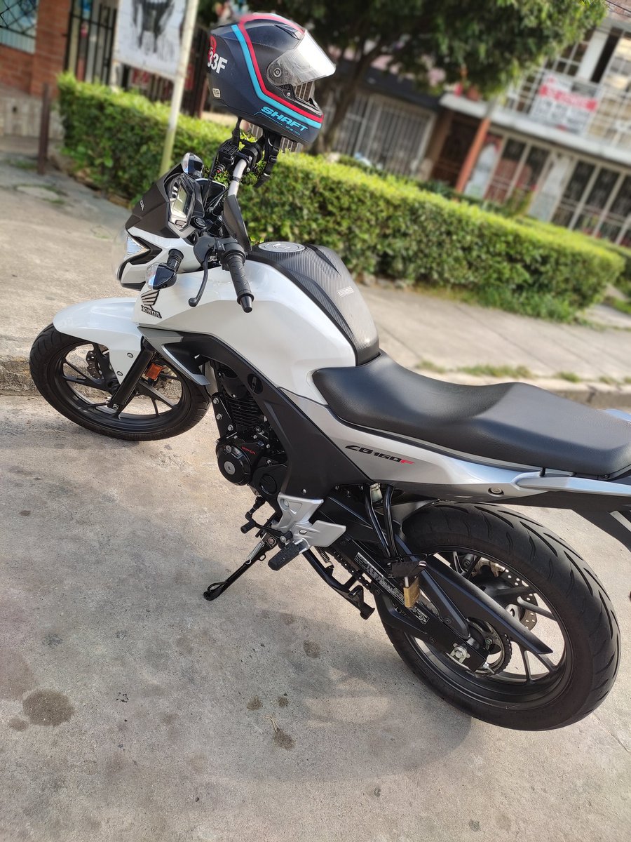 DianaLuEnciso's tweet photo. Ya casi 4 meses con uno de mis mayores logros 🥺 #honda #cb160 #motociclista https://t.co/C6oM96jHPl