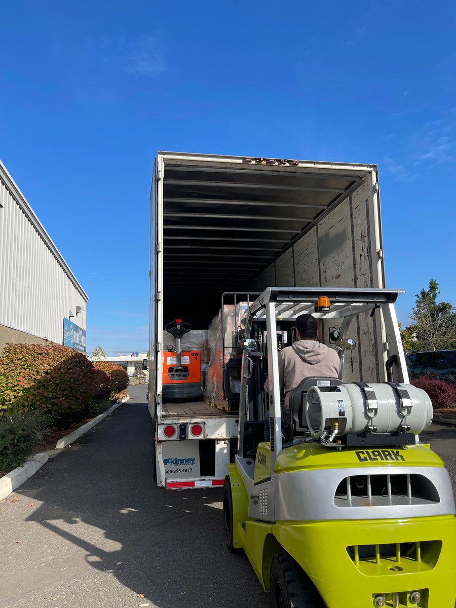 FlyingSkullPP's tweet photo. Check out the most recent order going out to @hawthornegc! That's a full truck! 
#flyingskullpp #flyingskullplantproducts #NukeEm #hawthornegc #flyingskull https://t.co/J0nixGapf1