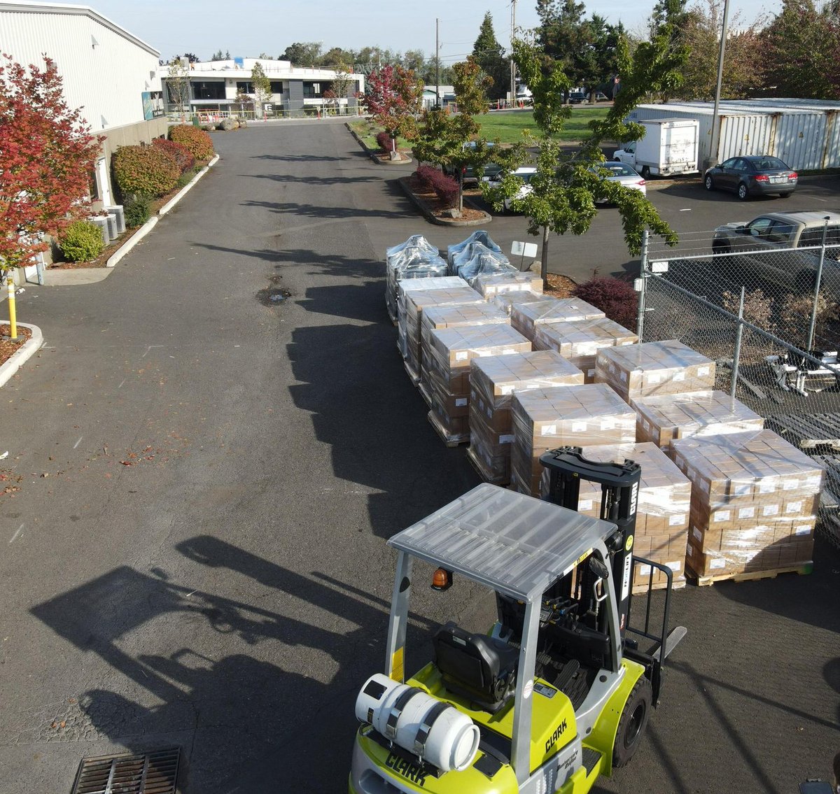 FlyingSkullPP's tweet photo. Check out the most recent order going out to @hawthornegc! That's a full truck! 
#flyingskullpp #flyingskullplantproducts #NukeEm #hawthornegc #flyingskull https://t.co/J0nixGapf1