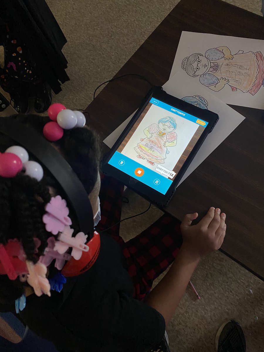 After reading “There Was An Old Lady Who Swallowed a Bat”, students drew the items the old lady swallowed and used @duckduckmoose @ChatterPixIt to retell the story🦇 @ESLMsJohnson