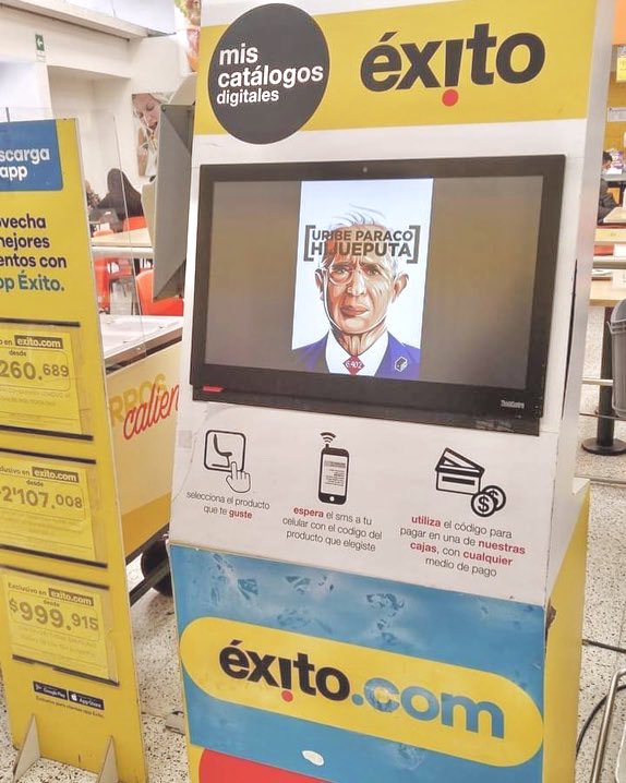 Volvió a pasar, hoy en el Éxito de Envigado. Medellín. #UribeParacoHpta