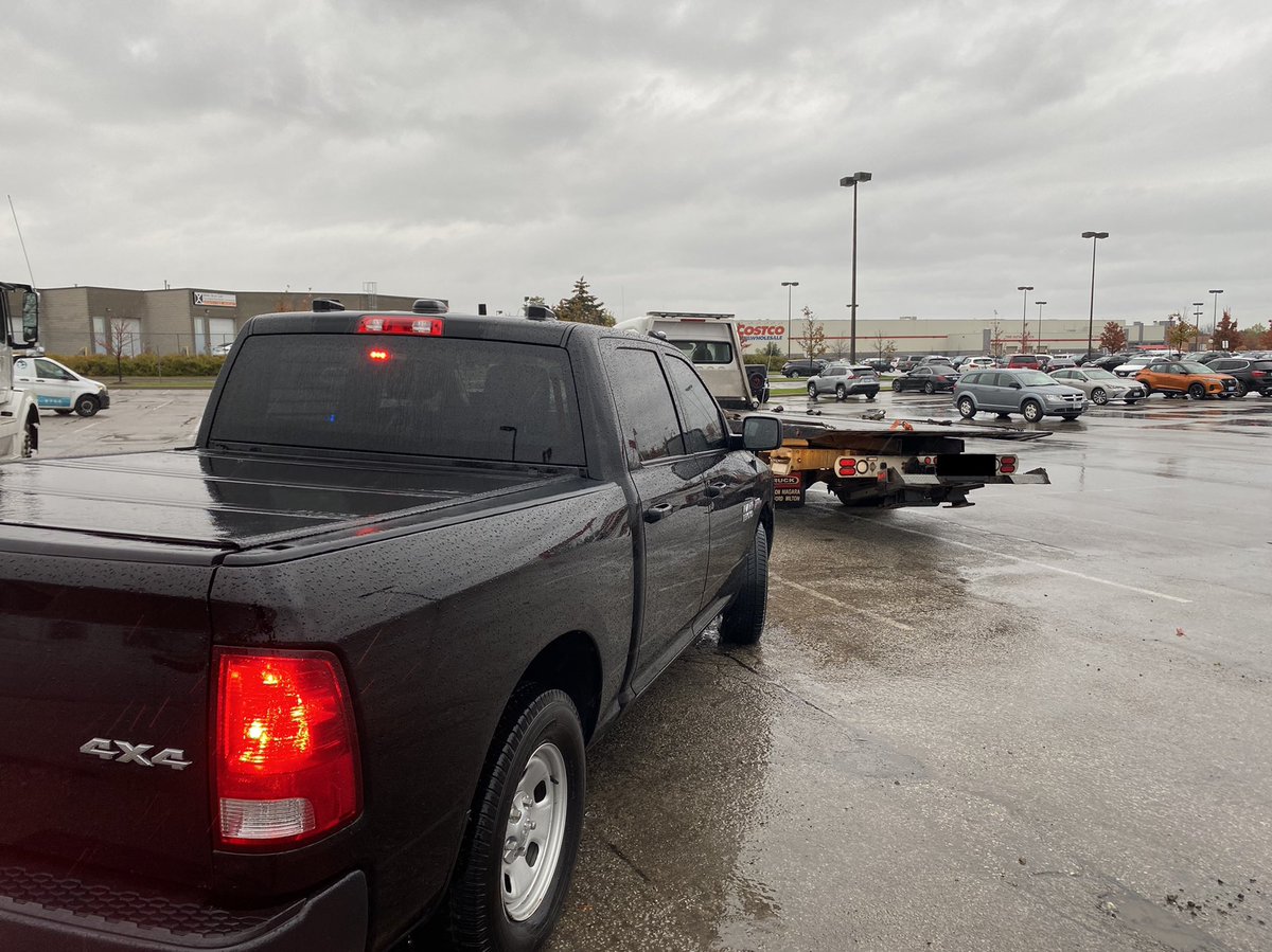 CstTaraso9345's tweet photo. Dundas Street near Ridgeway Drive. Heavy traffic and heavy rain (with a touch of light wind…). CMV Driver holding and using their phone, and not wearing a seatbelt = accident waiting to happen.
#RoadSafety
#ClickItOrTicket #PhoneInOneHandTicketInTheOther https://t.co/TCYlA9tc4n