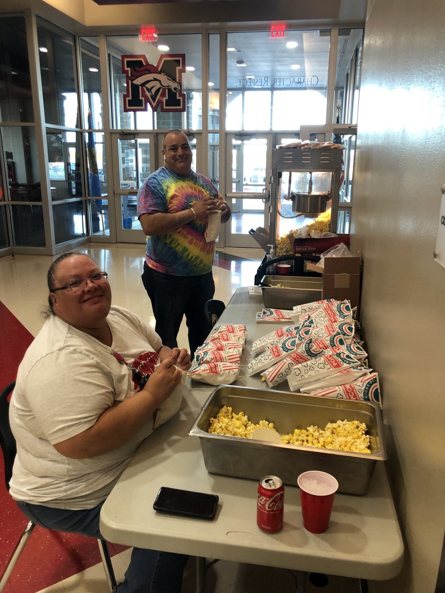 CanyonRidgeMPS's tweet photo. CRI - Huge thank you to Mr. David &amp; Ms. Desirae for all your time to pop everyone free popcorn this week! Kids looooved it! https://t.co/h2rRb6Yga3