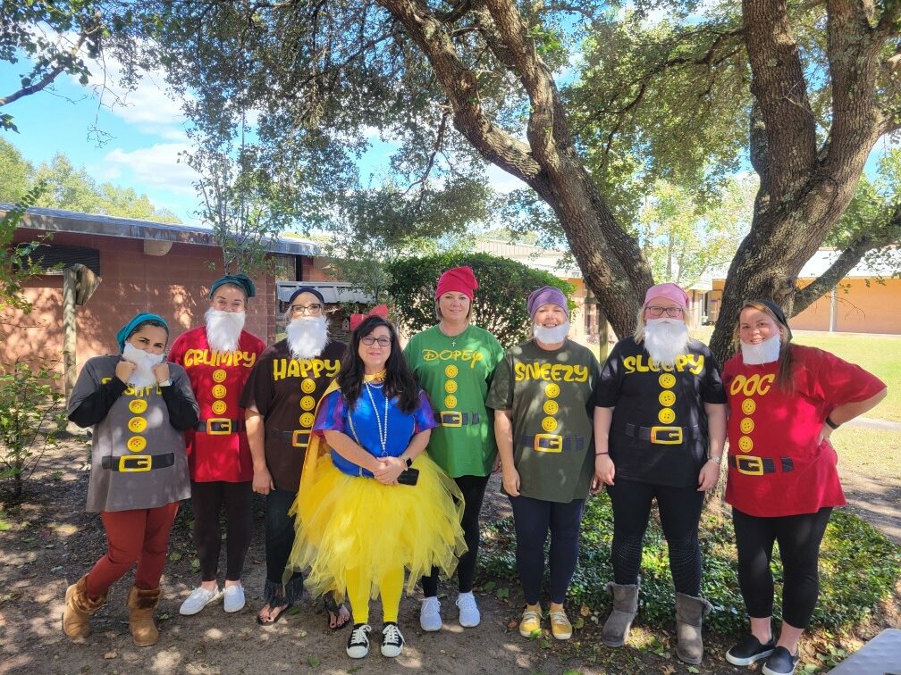 AngelaDuncan42's tweet photo. Heigh ho… heigh ho! It’s home from work we go! Well, at least some of us are going home! Some of us are going to the game!💜 #DunbarTigerPride #WeRiseLP https://t.co/Fcj0Rn8bFv