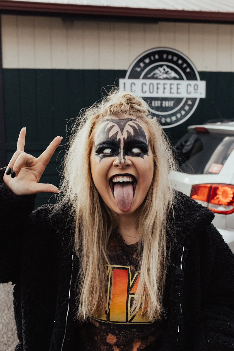 bailee_2223's tweet photo. @kiss when your coffee stands have a contest Between each other, you show up to work as @genesimmons and rock it 🤘🏼👅😉 https://t.co/oQCIu1I90L