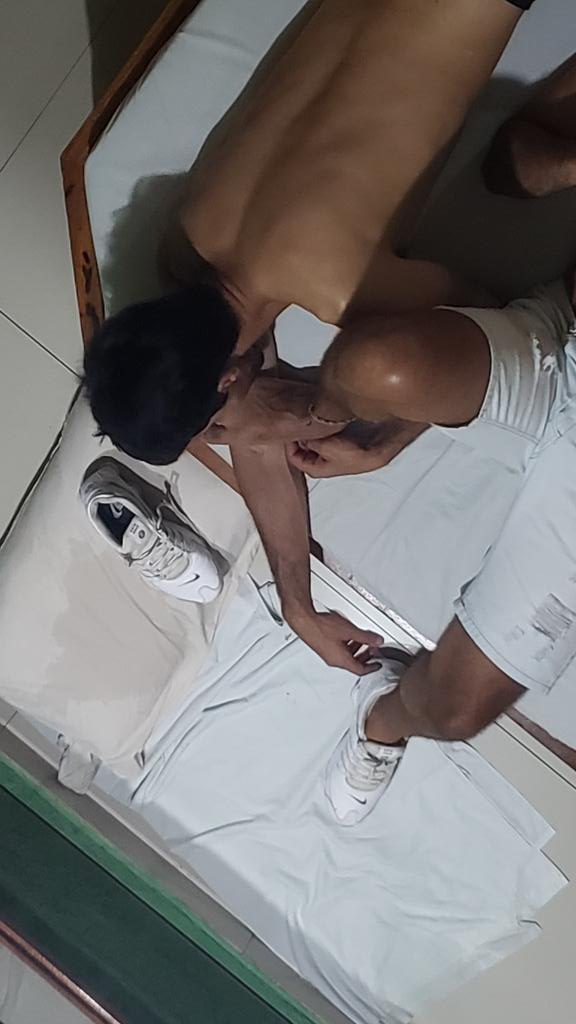 MasterPedroH's tweet photo. Largadão enquanto o @SlaveRJ21 dá um trato no pezão https://t.co/qG2wSYkEDs