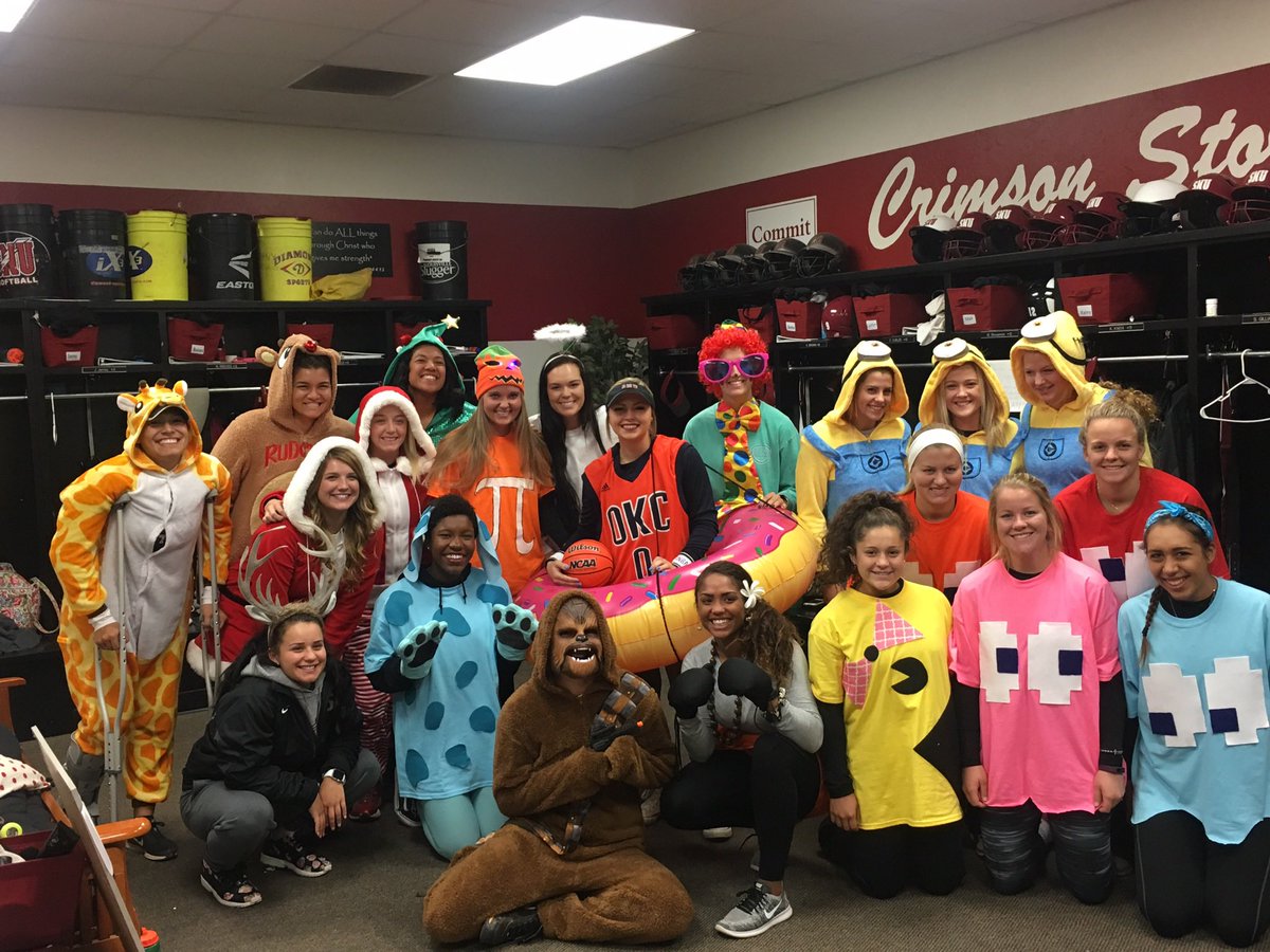 twebber4's tweet photo. @sweetd_33 @SNUSoftball @SNUBaseball Memories ❤️ https://t.co/w92HMliZ0S