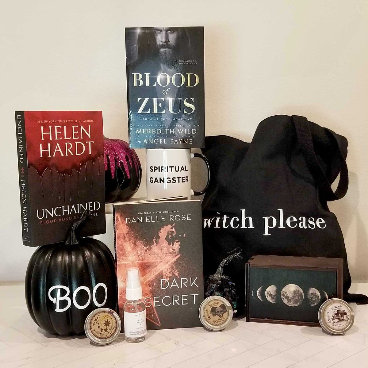 LuvBooksClub's tweet photo. 👻GIVEAWAY👻

Leave us a comment below, retweet, and tag your paranormal romance lovin' friends for a chance to win this spooky book bundle! Enter on our Instagram and Facebook page for extra chances.😉 

#GiveawayAlert https://t.co/LzJZeNgWsO