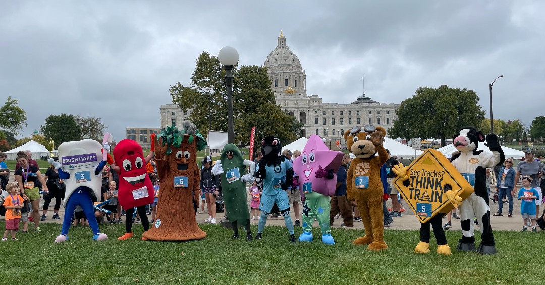 MinnesotaOL's tweet photo. These #characters want to be sure that you keep your characters safe this weekend! #StayOffStayAwayStaySafe #MNOffTheRails #SeeTracksThinkTrain #JoinUs #StopTrackTragedies #Halloween https://t.co/yFAMrq4CbE