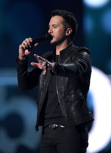 tara_gh69's tweet photo. RT to vote for Luke!

#LukeBryan #TheCountryArtist #PCAs https://t.co/48jJLAQYRZ