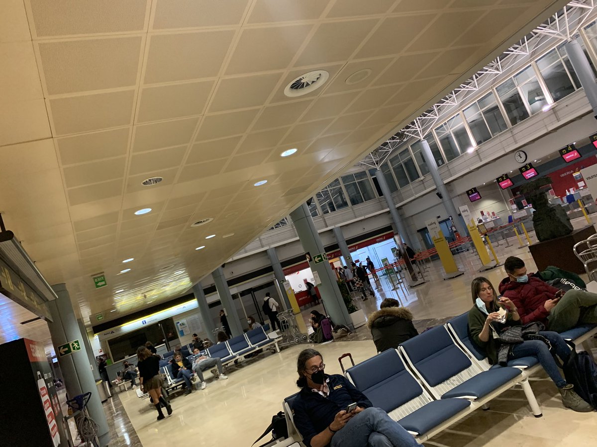 EmilioFormoso's tweet photo. Vuelo VY1704 Barcelona-Vigo de @vueling desviado por mal tiempo!, a donde??? al aeropuerto de Asturias. No catering ni atención y llevamos ya esperando más de una hora porque parece que no hay autobuses.
@vueling por qué no se desvió a #Santiago o #Coruña ?
Es una vergüenza! https://t.co/CdDqD6B6FE
