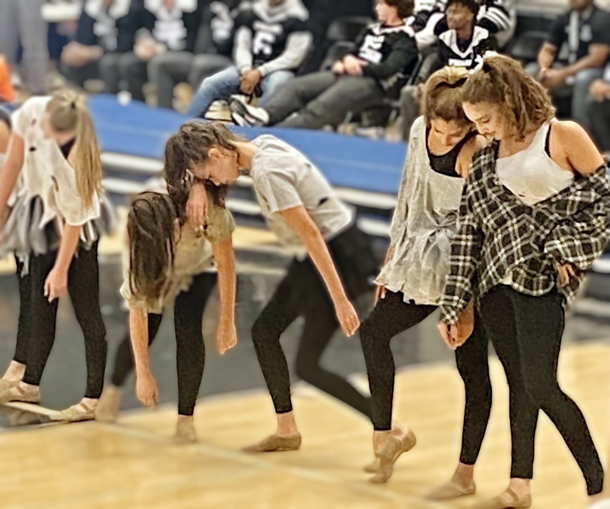 GourleyCarla's tweet photo. Homecoming 2021 🖤🤍🏈🤍🖤 #Thriller #TexasMums #MrWorldwide #MyNiece https://t.co/QS5m6p5vfY