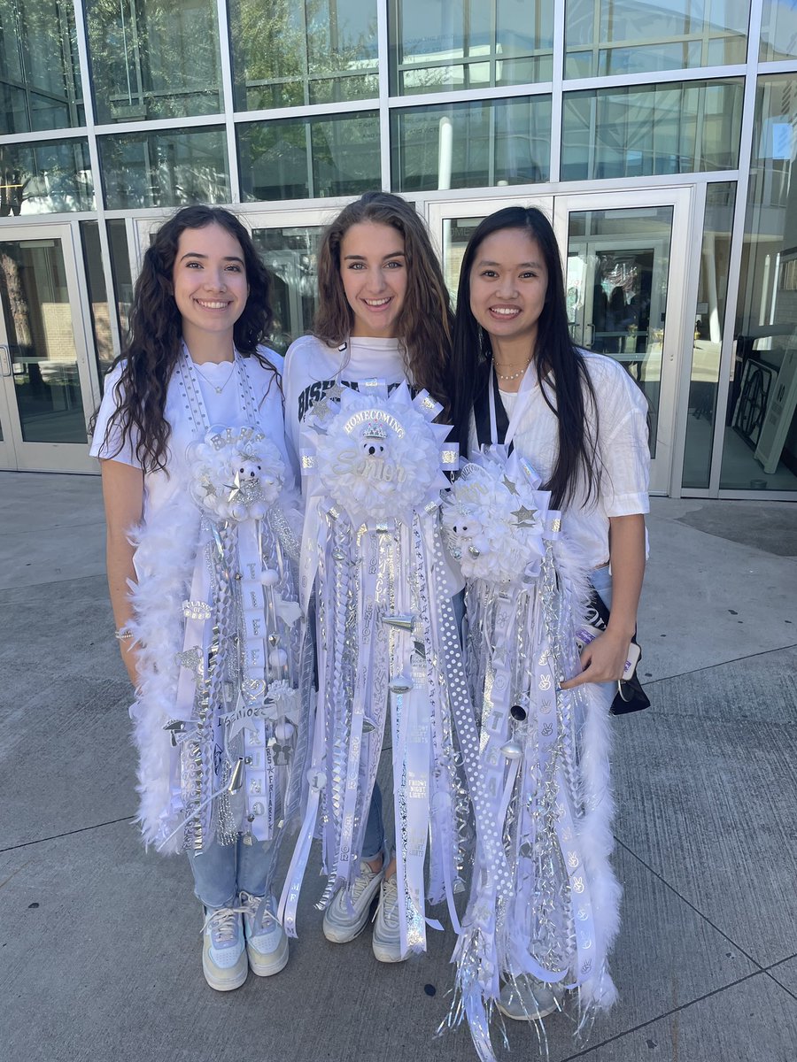 GourleyCarla's tweet photo. Homecoming 2021 🖤🤍🏈🤍🖤 #Thriller #TexasMums #MrWorldwide #MyNiece https://t.co/QS5m6p5vfY