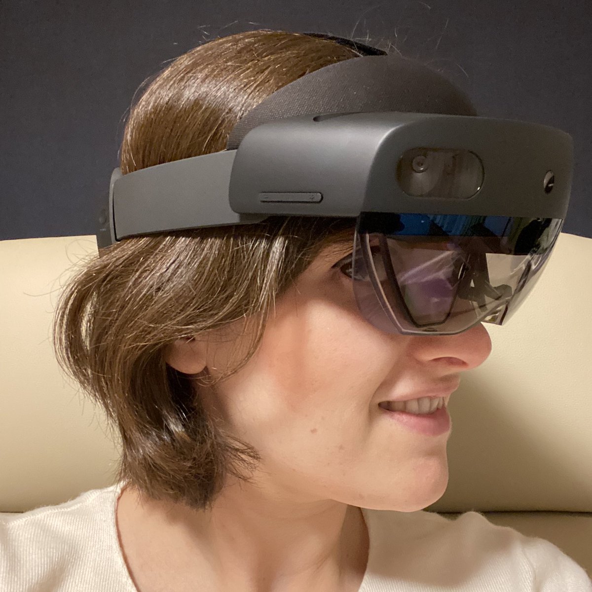 Got my hands on a HoloLens 2 🤓 and tried Galaxy Explorer 💫 Nothing new but such an interesting immersive experience! ✨ Any recommended apps?