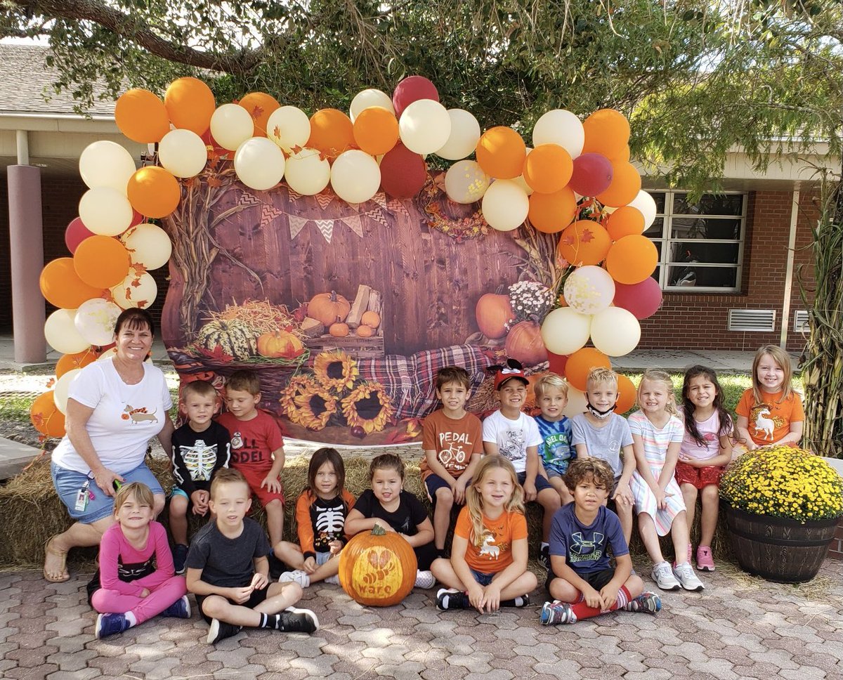 Bees4evr's tweet photo. @Bees4evr LOVED the LOE Pumpkin Patch!  Than you @LaurelOakPTO for such a fun surprise!
@LaurelOakElem #beesforlife #beeware #bumblebeefamily #pumpkinpatchfun https://t.co/PYQKX4ulRQ