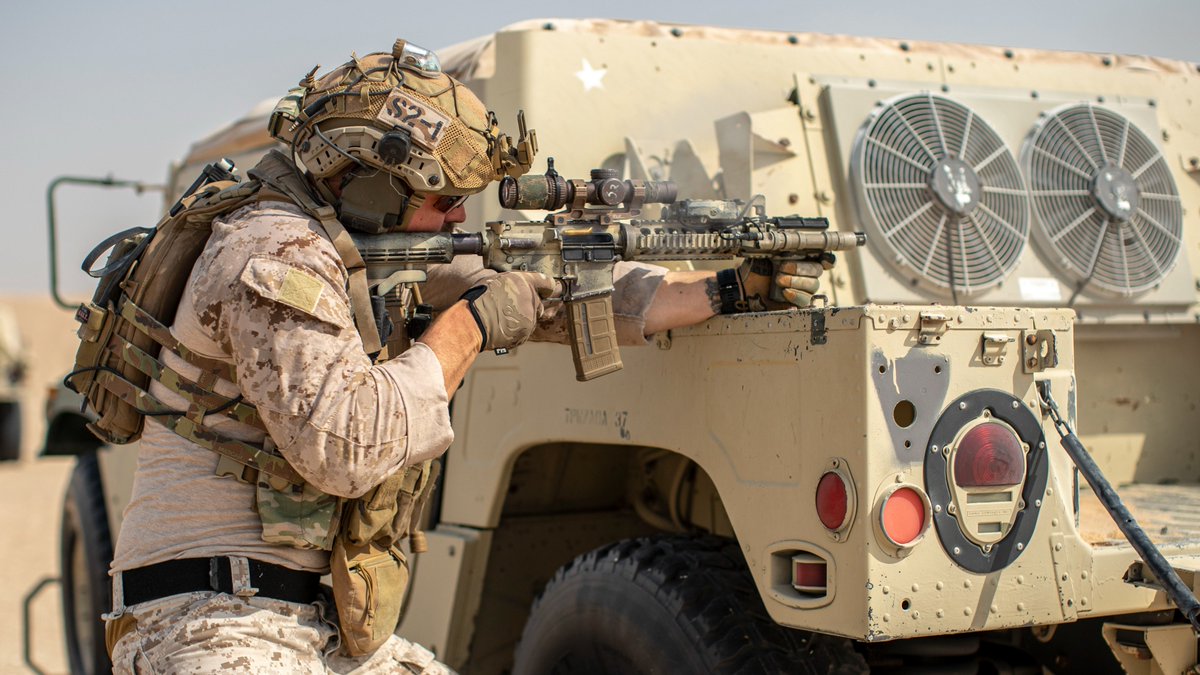 11thmeu's tweet photo. 🥵

Recon #Marines with the All Domain Reconnaissance Detachment, @11thMEU, lay down HEAT during a live-fire and maneuver range at the Northern Range Complex, #Kuwait, Oct. 13.

Swift. Silent. Deadly. #USMC #AlwaysReady

@USMC @USMarineCorps @CENTCOM @US5thFleet @1stMEF https://t.co/bH4TFjgyw2