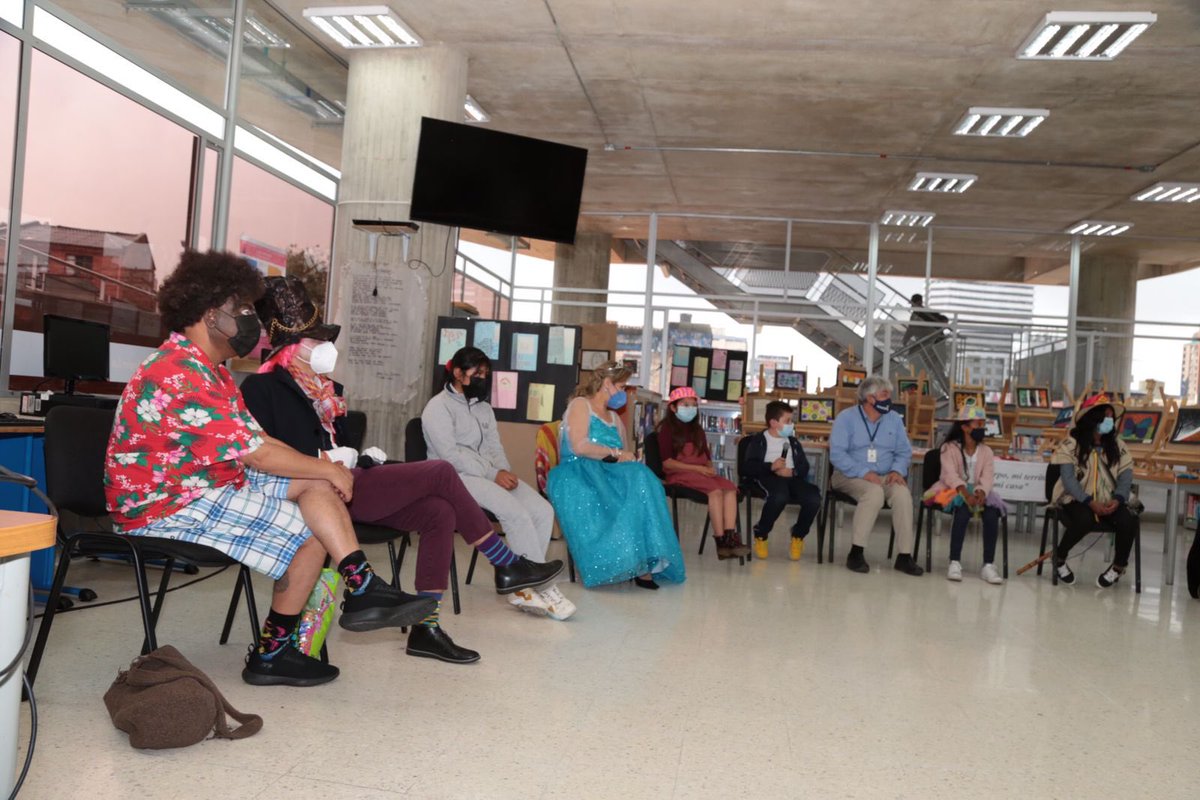 Educacionbogota's tweet photo. Hoy nuestro #TruequeDeSaberes nos regaló un espacio de conversación espontánea a partir de algunas de las preguntas improbables surgidas en el momento pedagógico ‘Árbol de preguntas’, que se desarrolló en el encuentro temático de ‘Paz y resolución de conflictos’. https://t.co/LGqlXjXNsR