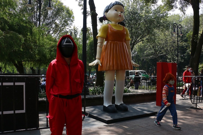 #FOTOS | La muñeca de "El Juego del Calamar" fue colocada este día en el centro de Coyoacán, en la Ciudad de México, atrayendo las miradas de cientos de curiosos que no dejaron de aprovechar la ocasión para tomarse una fotografía junto a la figura sinembargo.mx/29-10-2021/404…