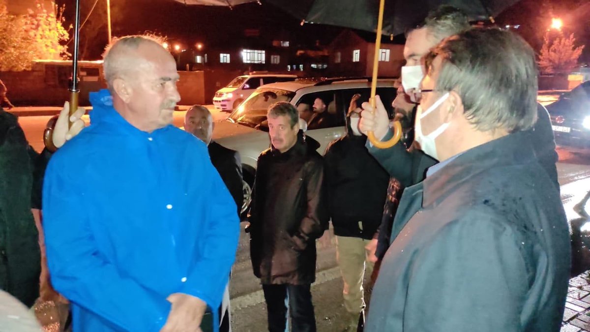 AK_PartiVan's tweet photo. İl Başkanımız Tuşba İlçesinde meydana gelen sel felaketinde yerinde inceleme yaparak gerekli tedbirlerin alınması konusunda yetkililerle İstişare yaptı. @ziverozdemirrr @erkankandemir @K_Turkmenoglu_V @gulsenorhan @Salih_Akmann https://t.co/Wgl9QcJf9H