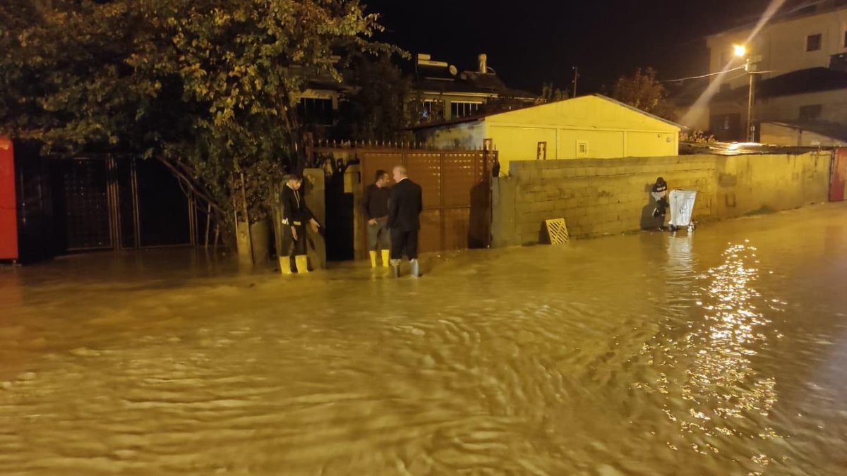 İl Başkanımız Tuşba İlçesinde meydana gelen sel felaketinde yerinde inceleme yaparak gerekli tedbirlerin alınması konusunda yetkililerle İstişare yaptı. @ziverozdemirrr <a href="/erkankandemir/">Erkan Kandemir</a> <a href="/K_Turkmenoglu_V/">KAYHAN TÜRKMENOĞLU</a> <a href="/gulsenorhan/">Gülşen Orhan</a> <a href="/Salih_Akmann/">Salih Akman</a>