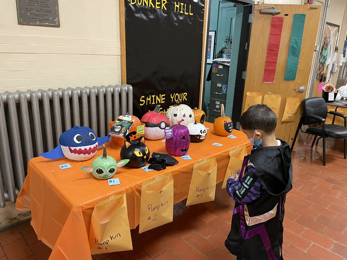 EmilyGriffinVP's tweet photo. Lots of fun at Bunker Hill today! 🎃 https://t.co/TQI3Ulg6z3