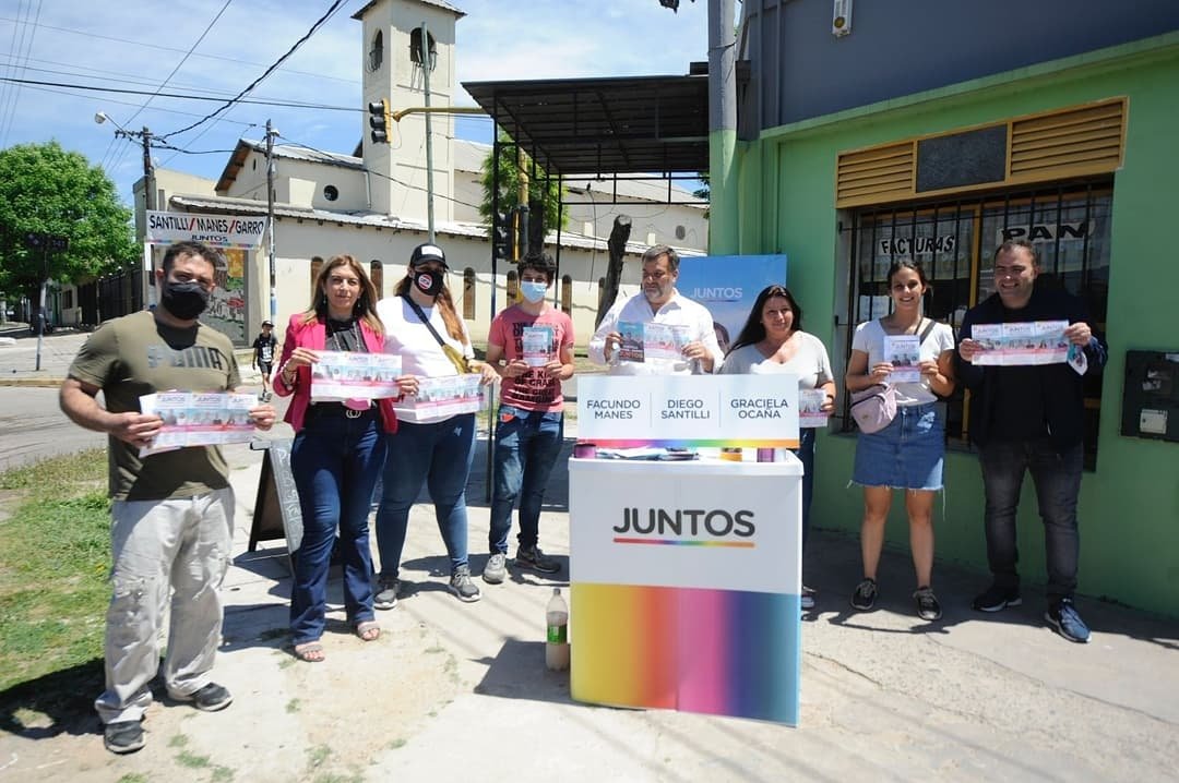 danyatavela77's tweet photo. También, caminamos por las calles de la ciudad para escuchar a los vecinos y contarles nuestras propuestas junto a  @RovellaDiego @manuforneris @MeluFresco @berweber  @pablonicoletti_ y militantes de #JUNTOS https://t.co/nhb9CxVhdI