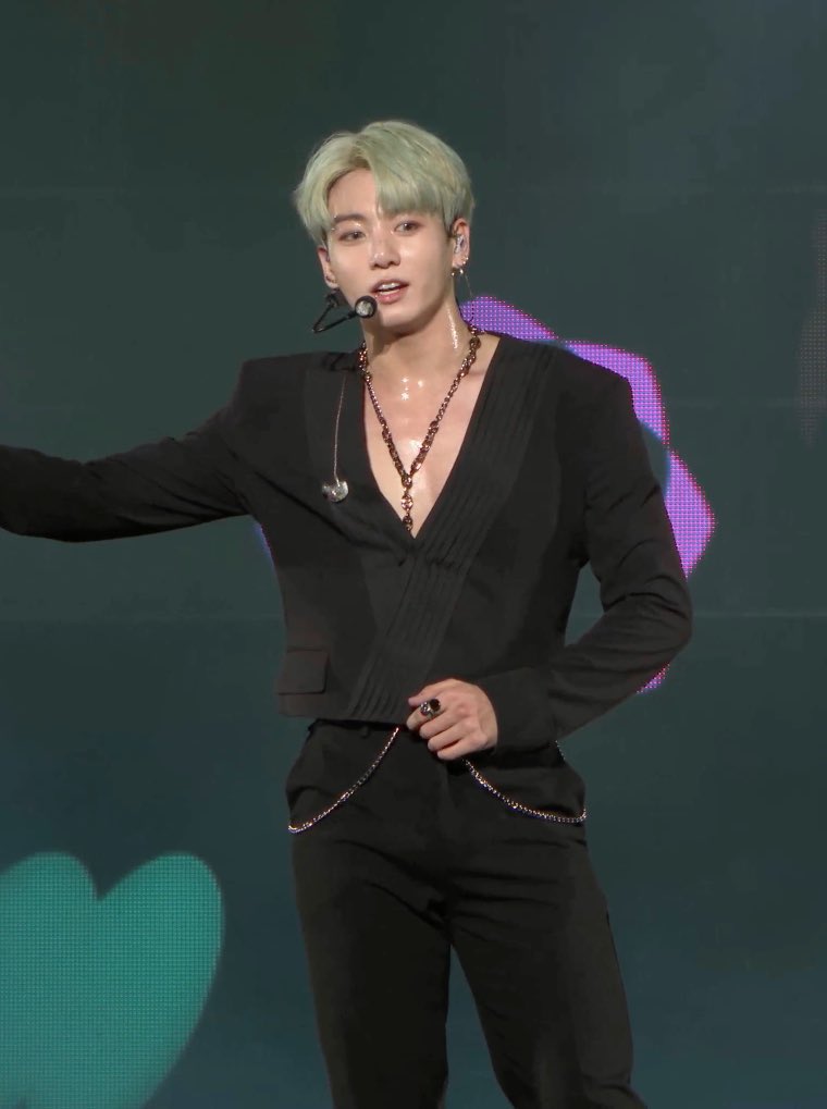 vhope_kk's tweet photo. Armys dorameiras venham aqui rapidinho... Por um acaso eu to ficando louca ou é a mesma blusa??? FICOU PERFEITO NOS DOIS QUE ODIO https://t.co/FUW6vBRXv9
