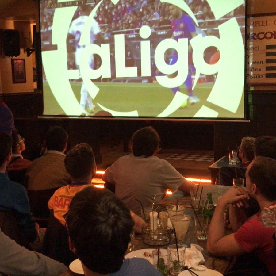 PenyaParis's tweet photo. ⚽FC BARCELONE 1-2 Real Madrid⚽ 

Visite de nos amis Nicolas de @PenyaLyon et Karun de @fcb_toronto lors de ce Clasico. https://t.co/dyGEFfXXhu