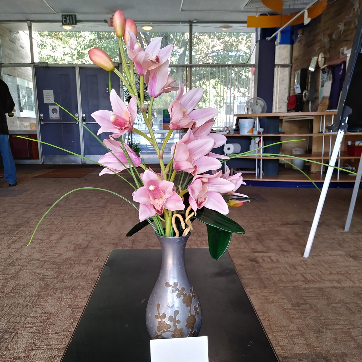 Our board member Bob Donovan contributed this pewter vase from Hong Kong to our raffle, along with a beautiful arrangement from Art Floral in Ft. Mitchell! You can see all the raffle items and buy tickets at secure.givelively.org/event/peaslee-….