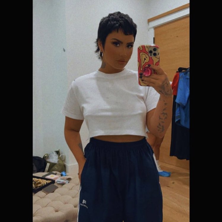 styleofdlovato's tweet photo. Demi Lovato in XKarla Crop T-shirt ➡️ https://t.co/xEfSS4vnME https://t.co/rUZIP3mwxG