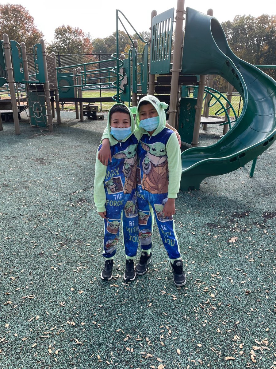 Who knew PJ Day and Twin Day were one in the same 👏🏻👏🏻 <a href="/MPS_Martin/">Martin Elementary</a> <a href="/mpspride/">Manchester Schools</a>