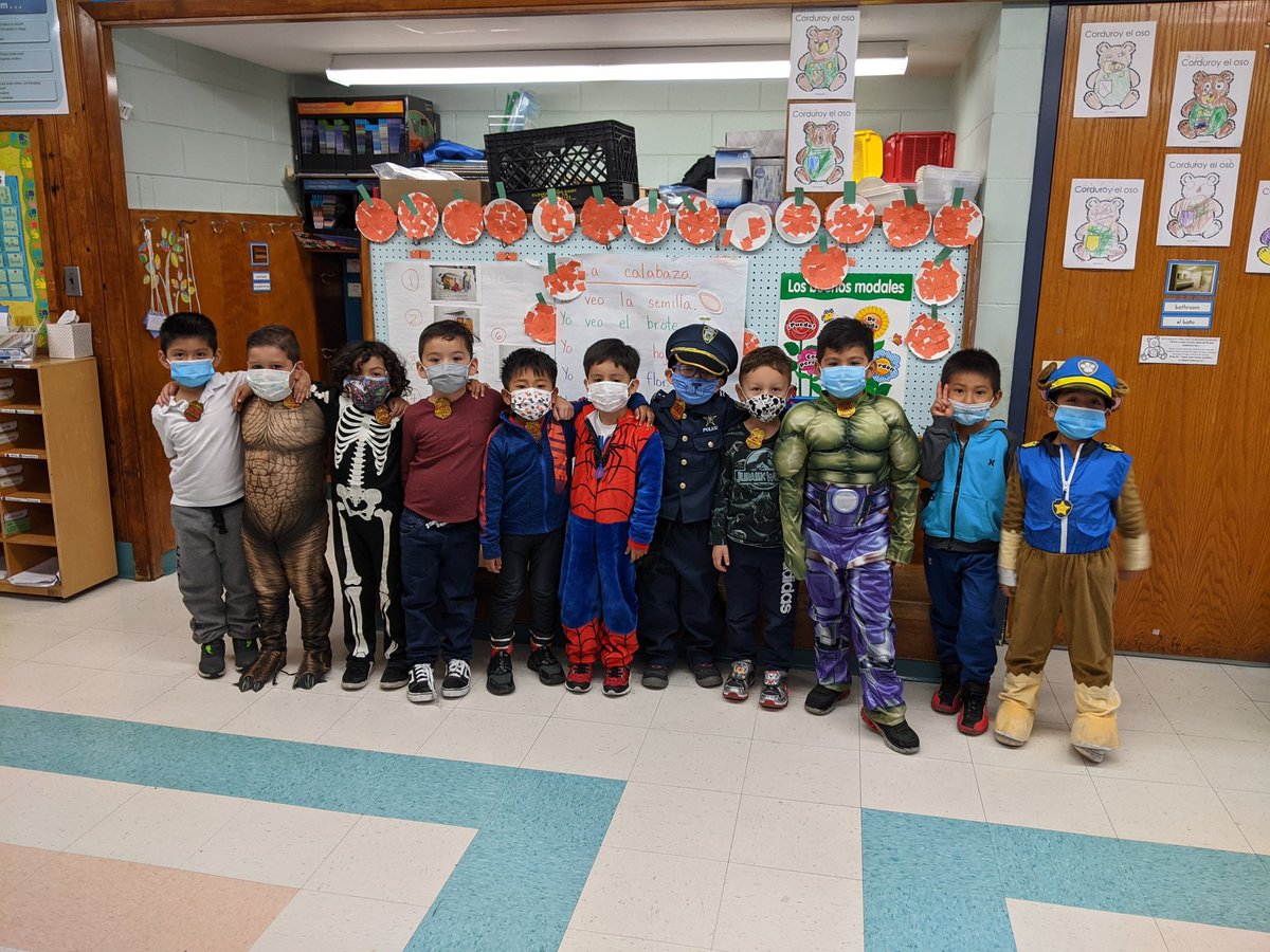 MrsTomer_Rm16's tweet photo. Some pumpkin fun in kindergarten today 🎃🍁🍂 Disfrutando el día con algunas calabazas @PhillipsAveElem #phwaves https://t.co/56MWxGzcjM