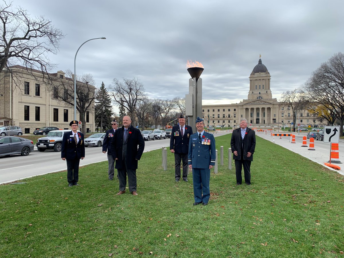 OperationsArc's tweet photo. Le commandant #OperationsARC Mgen Kenny se joint le premier ministre du Manitoba Goertzen, député Johnston et des membres @RoyalCdnLegion, alors que la flamme du centenaire sur le boulevard Memorial, Winnipeg a été allumée au début des commémorations du jour du Souvenir 2021 https://t.co/6IpUX1vgEF