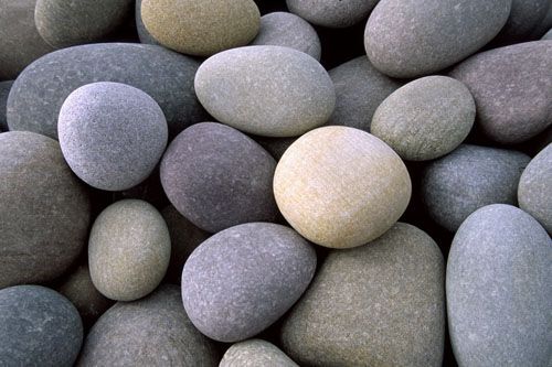 Gençken, yaşlı uzak doğulu bir filozoftan nasihatte bulunmasını rica etmiştim, o da tebessümle "su gibi ol" demişti. Ben de "Nasıl su gibi?" deyince şu cevabı vermişti "Su, nehirdeki sivri taşla kavga etmez, yanından geçer, ama zamanla onu yuvarlak yapar. Su gibi sabırlı ol."
