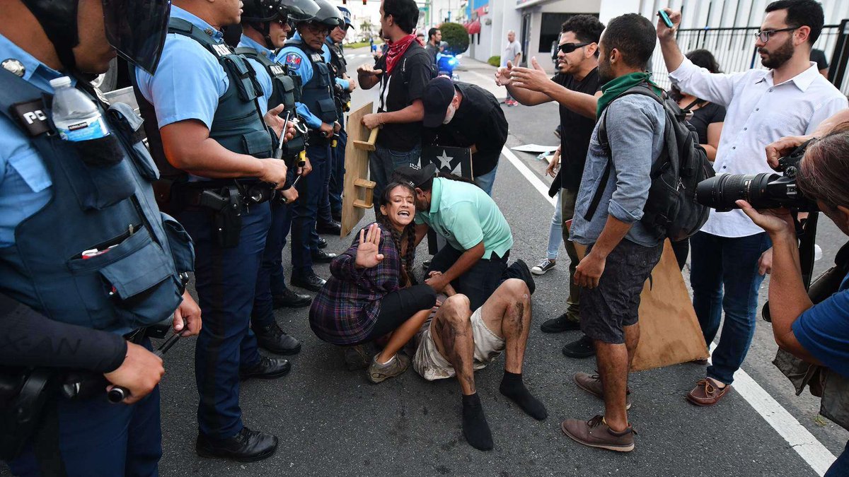 astridriveratv's tweet photo. Policias de Puerto Rico: “estamos protestando solos, los puertorriqueños no nos han apoyado en nuestra lucha , nos quieren desacreditar”.                              

También policias de Puerto Rico: https://t.co/RMckB21QJr