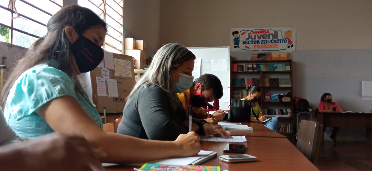 educativa_simon's tweet photo. #29Oct Nuestra Sup. Intercircuital 1 Mirtha Rodríguez con los supervisores, afinando distintos detalles sobre las actividades venideras para los meses de diciembre y noviembre. @GuaricoZonaEduc @_LaAvanzadora @MPPEDUCACION @GuaricoGestion @NicolasMaduro @RiveroJilberto2 https://t.co/ICCMOBOujC