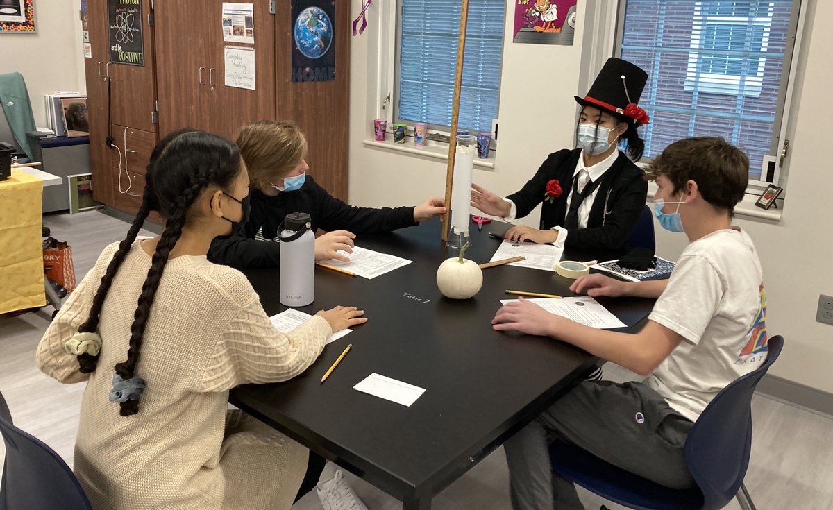 Mrsmancuso8's tweet photo. What do you get when you mix Halloween dress-up day &amp; a #STEM challenge? Really creative pumpkin stands! Nice work, 8-Oviatt students! 1/2 https://t.co/gnZbUM72oc