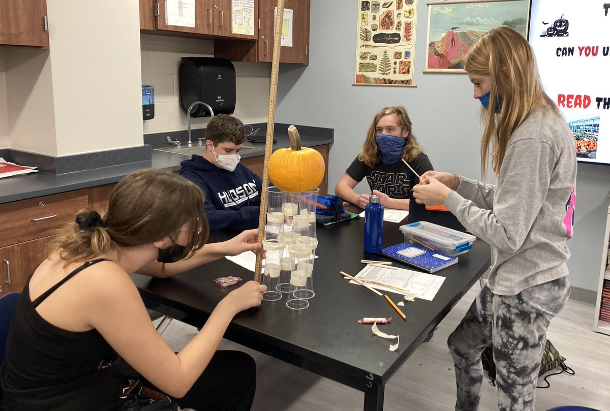 Mrsmancuso8's tweet photo. What do you get when you mix Halloween dress-up day &amp; a #STEM challenge? Really creative pumpkin stands! Nice work, 8-Oviatt students! 1/2 https://t.co/gnZbUM72oc