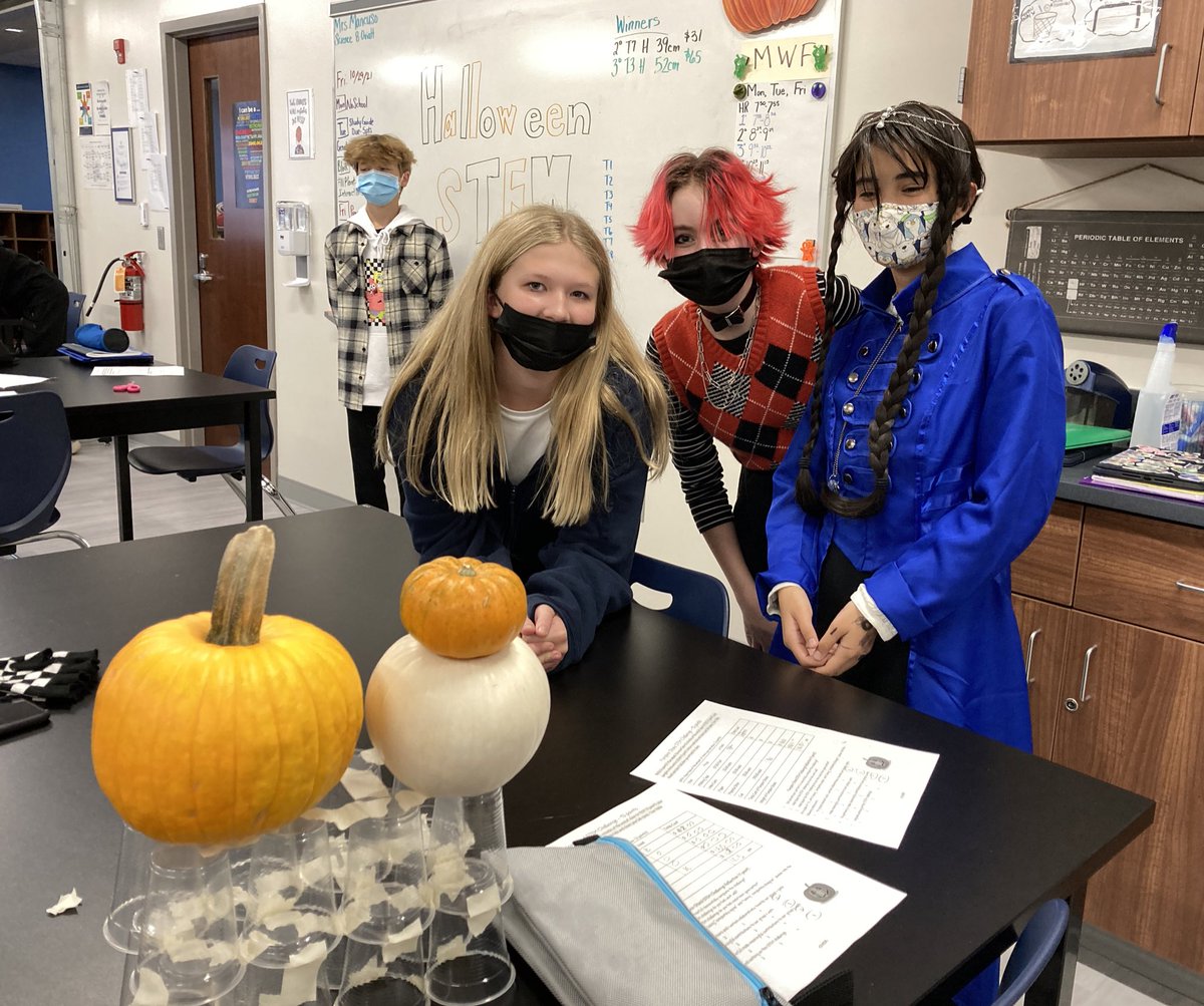 Mrsmancuso8's tweet photo. What do you get when you mix Halloween dress-up day &amp; a #STEM challenge? Really creative pumpkin stands! Nice work, 8-Oviatt students! 1/2 https://t.co/gnZbUM72oc