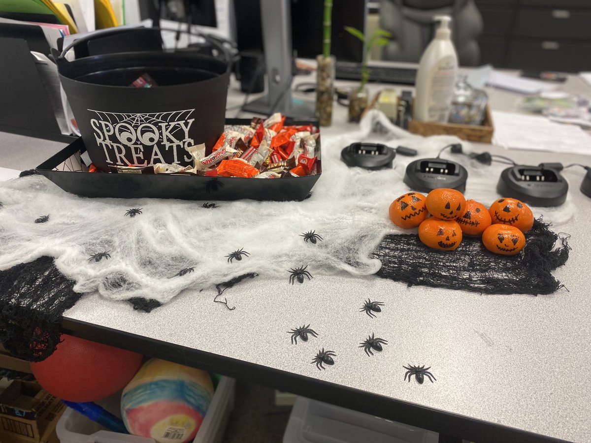 Another great day at SW Elementary celebrating Halloween! The Kindergarten put on a #RoomOnTheBroom skit &amp; lots of little boos and ghouls went trick or treating throughout the building! 👻🎃