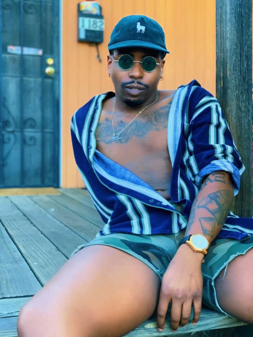 EricDevontae's tweet photo. Get you a friend like @dwaynesavid, that encourages you to have spontaneous photoshoots on the porch 😌✨
📸: @dwaynesavid
•
•
•
#TheWorldAccordingToEric💁🏾♂️💙✨ #TheeBaddestBitchOnTheBlock #EricDevontaeRussell #BlackBoyMagic #Host #Journalist #Entertainer #LGBTQIA https://t.co/dYT0XBk0wh