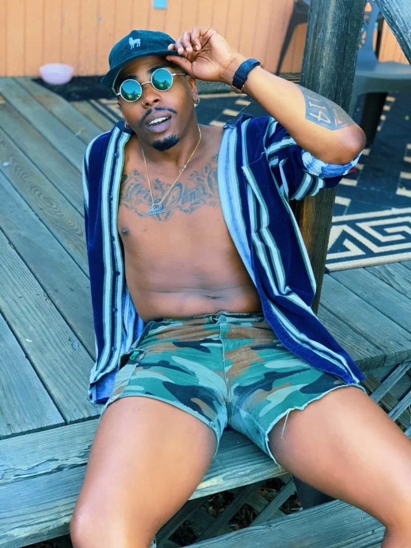 EricDevontae's tweet photo. Get you a friend like @dwaynesavid, that encourages you to have spontaneous photoshoots on the porch 😌✨
📸: @dwaynesavid
•
•
•
#TheWorldAccordingToEric💁🏾♂️💙✨ #TheeBaddestBitchOnTheBlock #EricDevontaeRussell #BlackBoyMagic #Host #Journalist #Entertainer #LGBTQIA https://t.co/dYT0XBk0wh