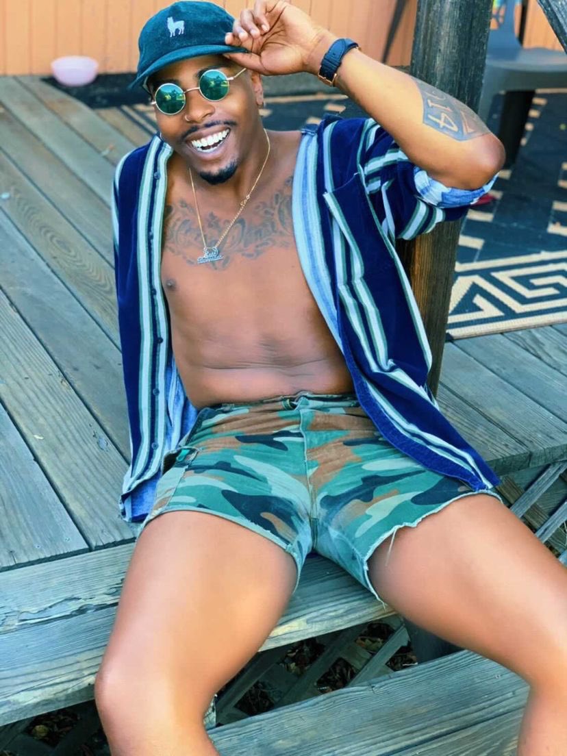 EricDevontae's tweet photo. Get you a friend like @dwaynesavid, that encourages you to have spontaneous photoshoots on the porch 😌✨
📸: @dwaynesavid
•
•
•
#TheWorldAccordingToEric💁🏾♂️💙✨ #TheeBaddestBitchOnTheBlock #EricDevontaeRussell #BlackBoyMagic #Host #Journalist #Entertainer #LGBTQIA https://t.co/dYT0XBk0wh