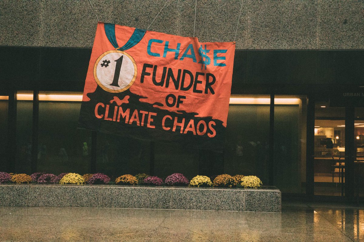 thought_poet77's tweet photo. Chase Tower’s House of Climate Horrors/ The fight to #StopLine3
_________
@RisingTideChi
#DefundClimateChange #ShutDownChase #StopLine3Chase #defundline3 #DefundCPD #loriliefoot
#peacebook #WeKeepUsSafe #ChicagoWithoutPolice #AWorldWithoutPolice #fuckchase #defundline3 https://t.co/kC9q5kGeMt