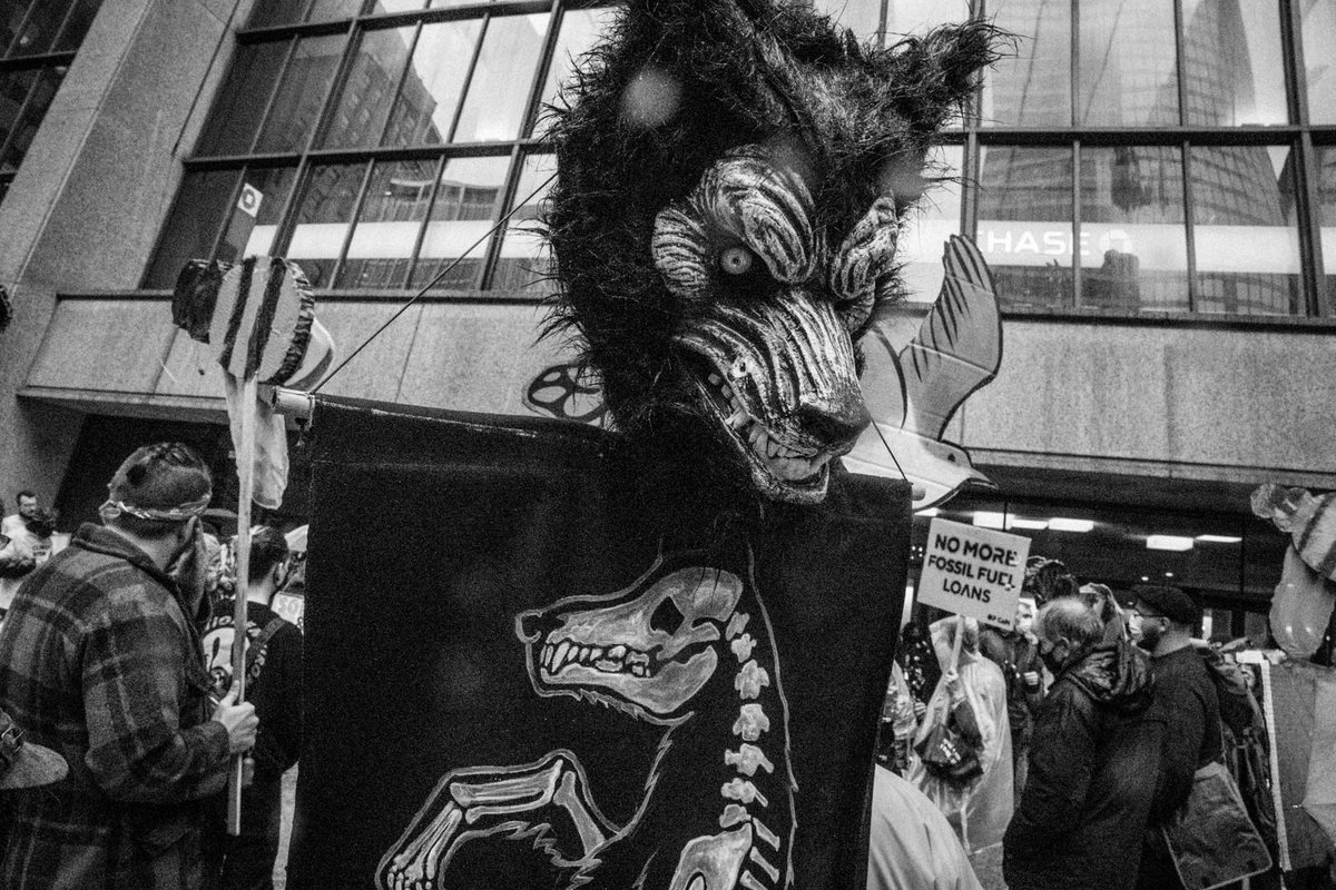 thought_poet77's tweet photo. Chase Tower’s House of Climate Horrors/ The fight to #StopLine3
_________
@RisingTideChi
#DefundClimateChange #ShutDownChase #StopLine3Chase #defundline3 #DefundCPD #loriliefoot
#peacebook #WeKeepUsSafe #ChicagoWithoutPolice #AWorldWithoutPolice #fuckchase #defundline3 https://t.co/kC9q5kGeMt