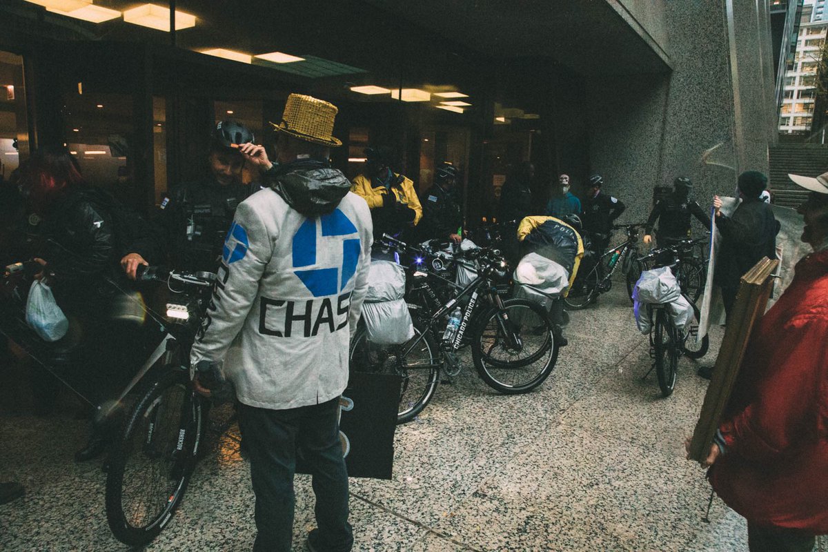 thought_poet77's tweet photo. Chase Tower’s House of Climate Horrors/ The fight to #StopLine3
_________
@RisingTideChi
#DefundClimateChange #ShutDownChase #StopLine3Chase #defundline3 #DefundCPD #loriliefoot
#peacebook #WeKeepUsSafe #ChicagoWithoutPolice #AWorldWithoutPolice #fuckchase #defundline3 https://t.co/kC9q5kGeMt