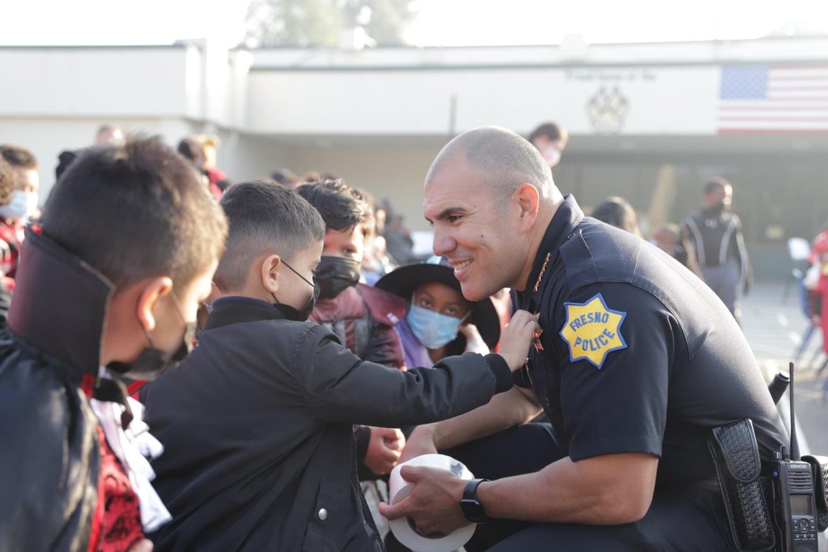 BalderramaPaco's tweet photo. Thank you Edison Bethune Charter Academy for inviting @FresnoPolice and I to speak at the Red Ribbon Rally this morning! We ❤️ meeting all the children and spreading the drug-free message.  

#DrugFreeLooksLikeMe https://t.co/BtleJAZRRC