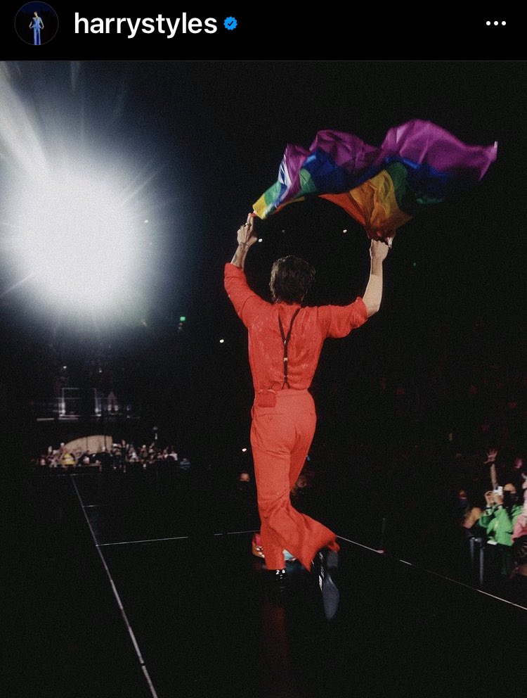 HyLSpain's tweet photo. 📲 | “Ser exactamente quienes somos es lo único que nos liberará. ❤️” 

Harris Reed en el último post de Harry Styles! https://t.co/MKJDBlO8UG