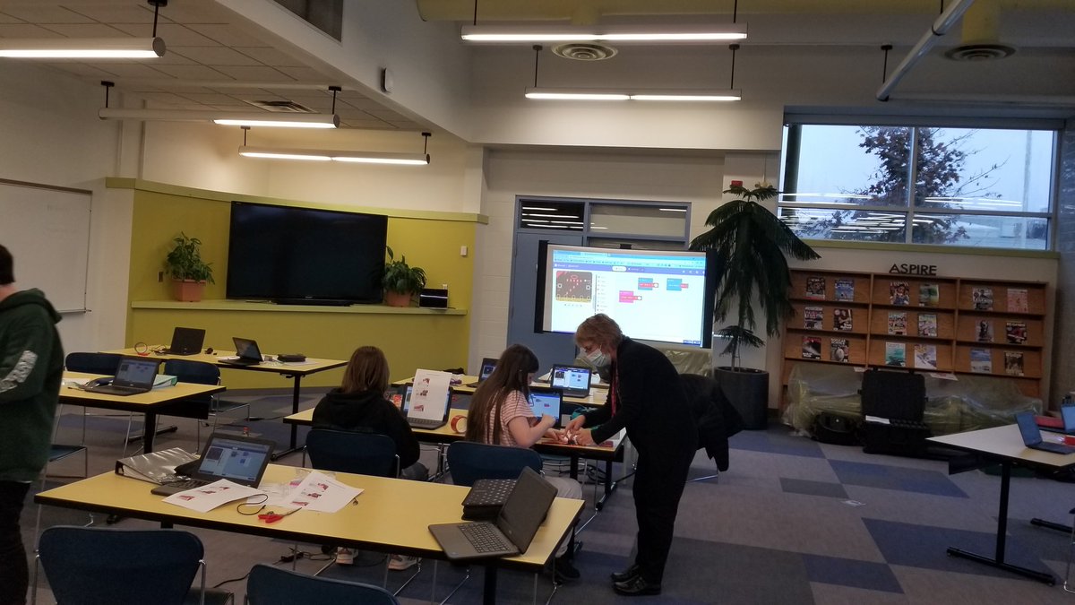 TysonHolly19's tweet image. What a fantastic week of coding with #microbit @BishopSmithCH Thanks to all of the Grade 9 math staff and Ss! #futureleaders #grade9math @heidiLferguson @tlnoel @microbit_edu